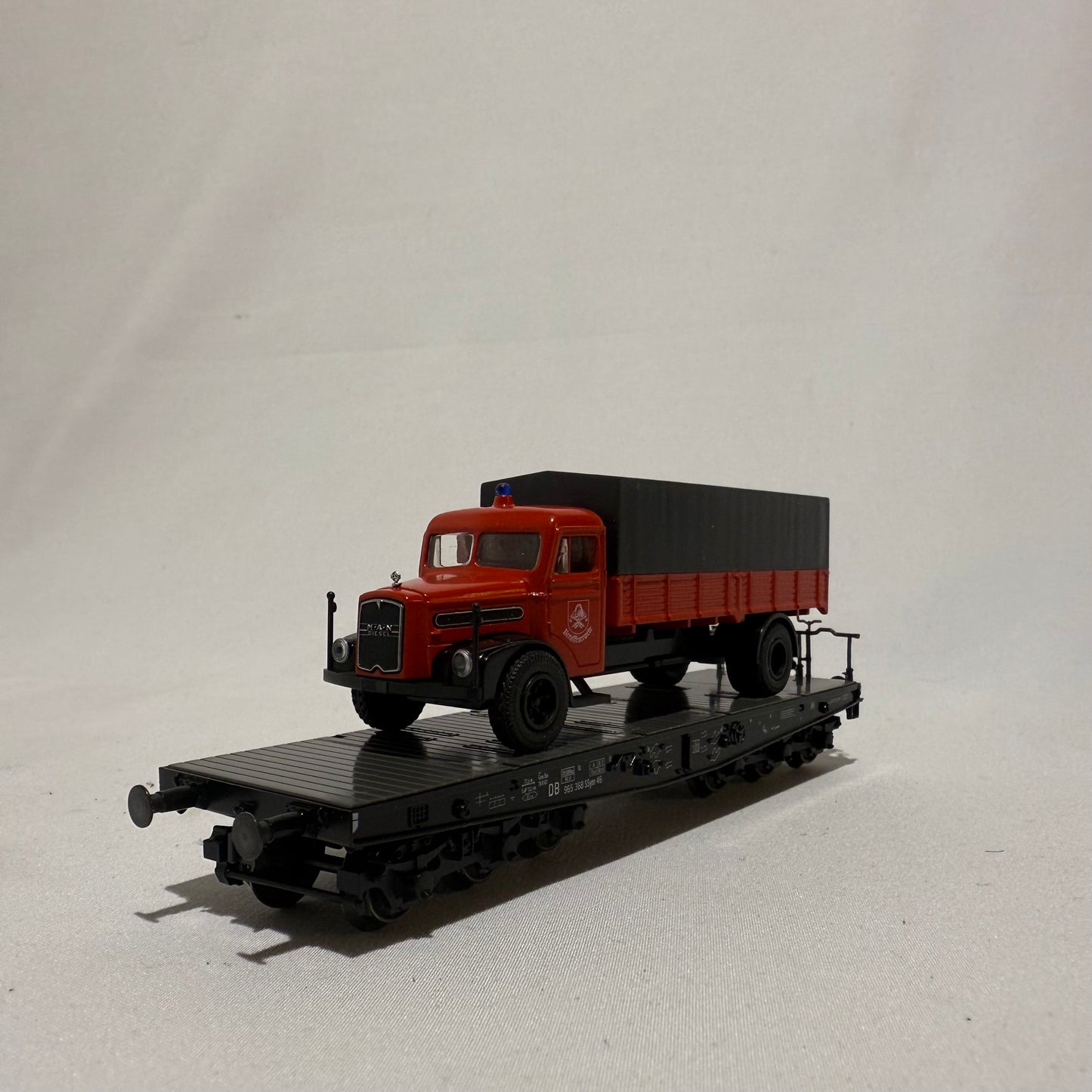 Märklin 48756 Schwerlast-Flachwagen mit Feuerwehrgerätewagen