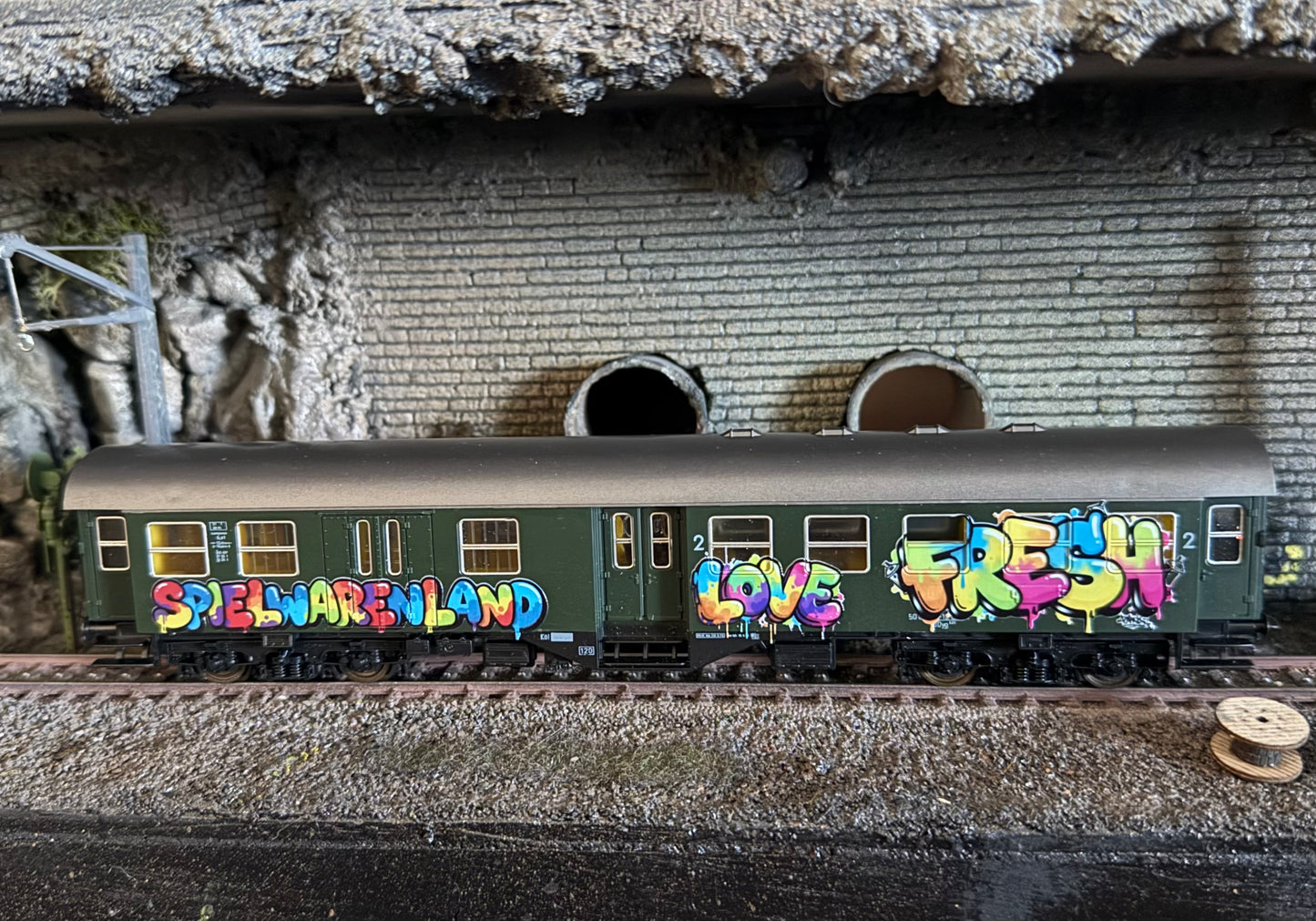 Roco 4254 Personenwagen mit Graffiti DC H0