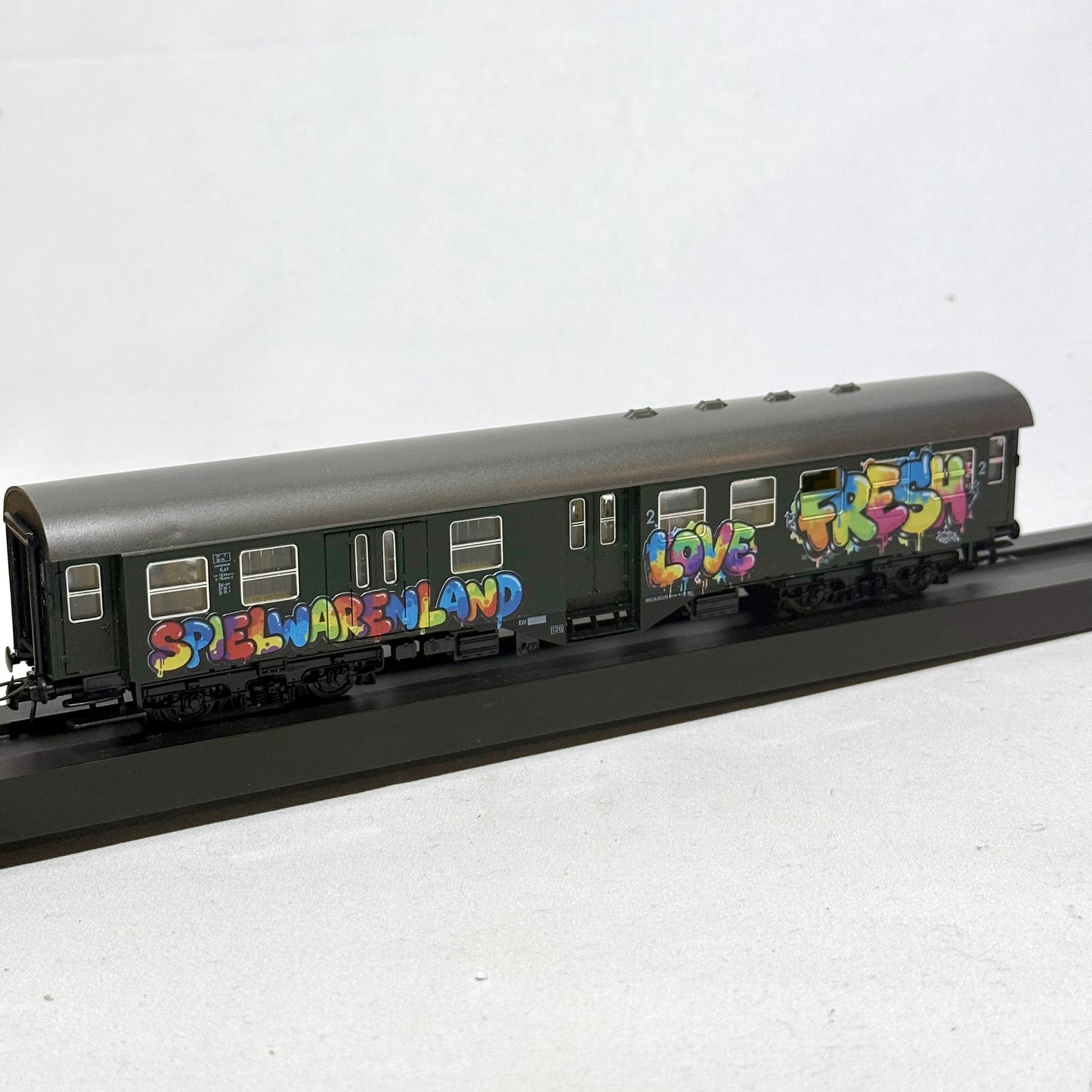 Roco 4254 Personenwagen mit Graffiti DC H0