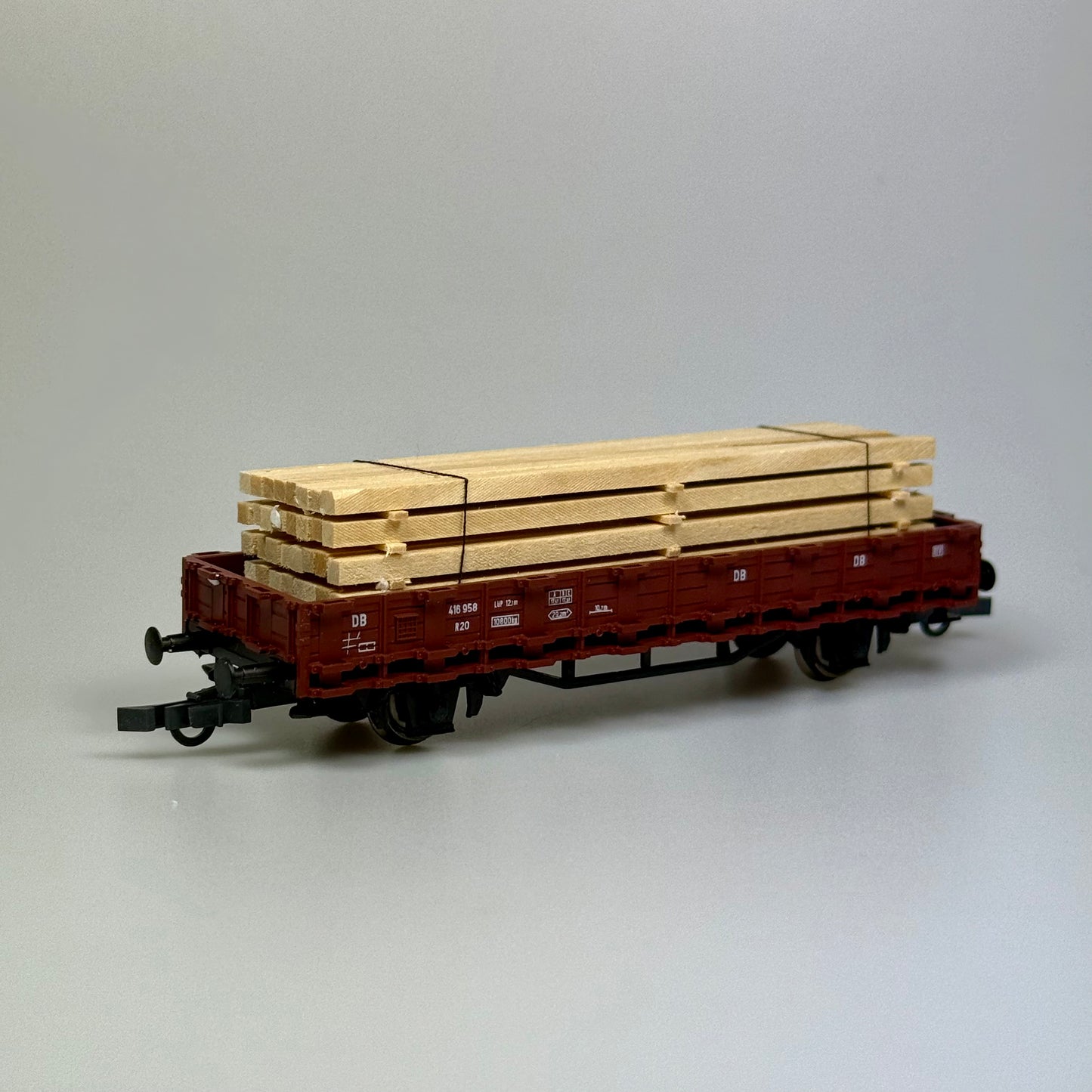 Roco Güterwagen mit Holzladung DB DC H0