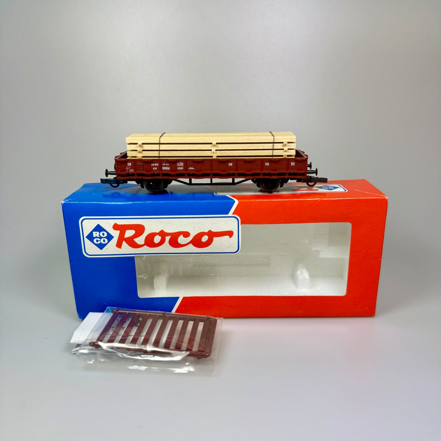 Roco Güterwagen mit Holzladung DB DC H0