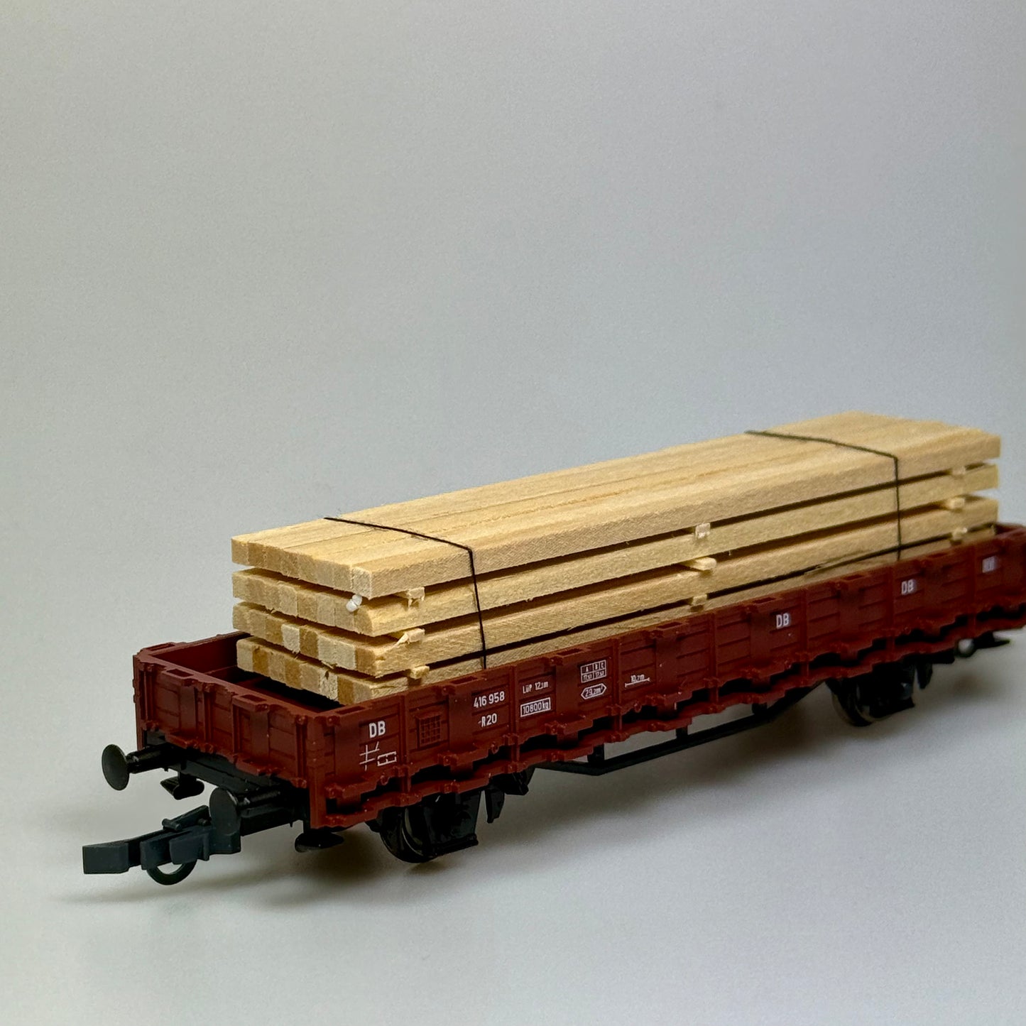 Roco Güterwagen mit Holzladung DB DC H0