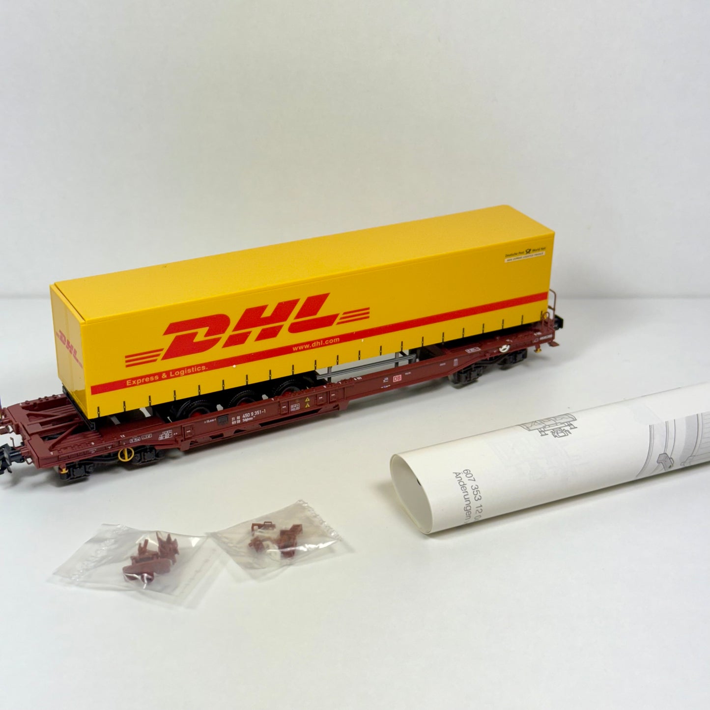 Märklin 47451 Taschenwagen mit Sattelanhänger "DHL" H0
