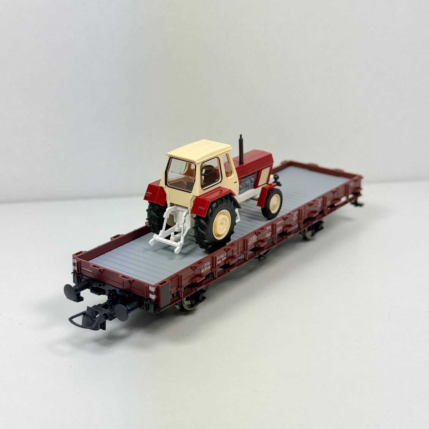 Roco 67658 Güterwagen mit Traktor DR DC H0