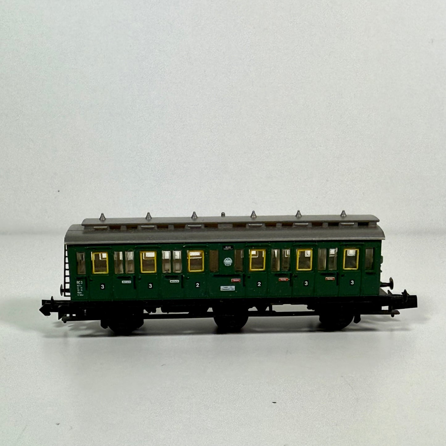 Arnold 4x Personenwagen Spur N