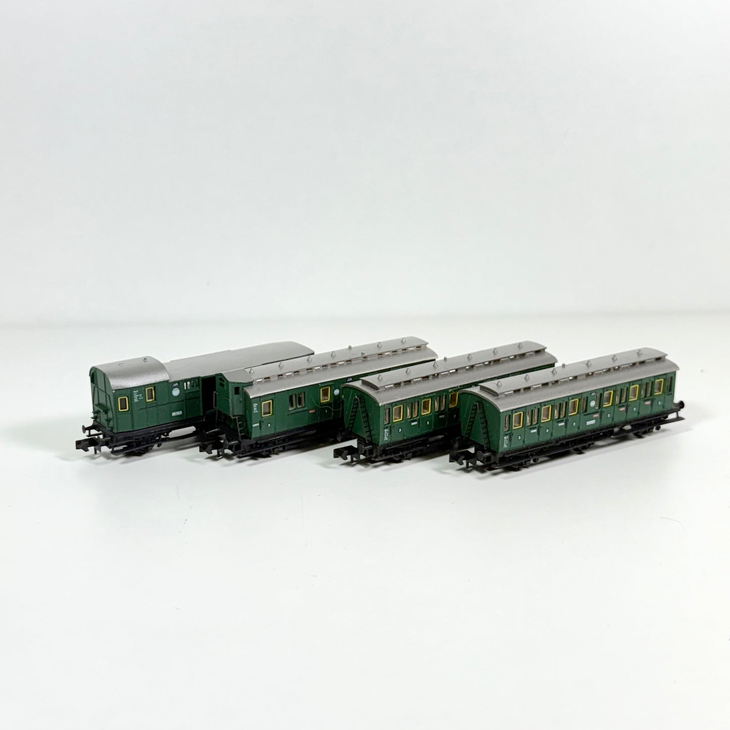 Arnold 4x Personenwagen Spur N
